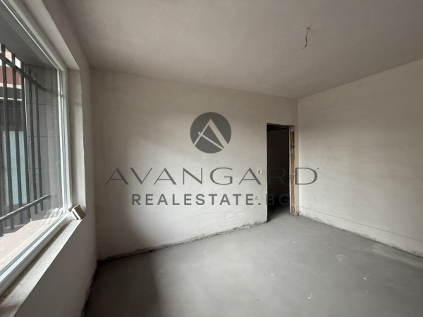 ТРИСТАЕН НЕОБЗАВЕДЕН! КАМЕНИЦА!