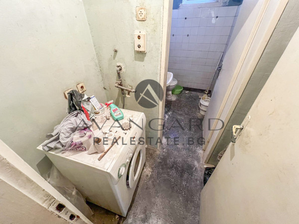 THREE-ROOM APARTMENT WITH FOUR SEPARATE ROOMS! JUDGE!