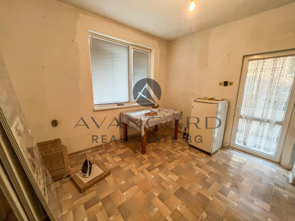 THREE-ROOM APARTMENT WITH FOUR SEPARATE ROOMS! JUDGE!