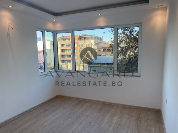 Тристаен РЕАЛНА КВАДРАТУРА ЕМЕМЕНТО