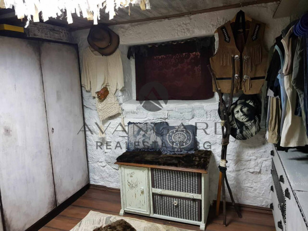 Къща с двор и офис сграда / Сточна гара