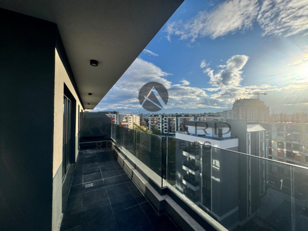 ТРИСТАЕН ПЕНТХАУС В СЪРЦЕТО НА СМИРНЕНСКИ