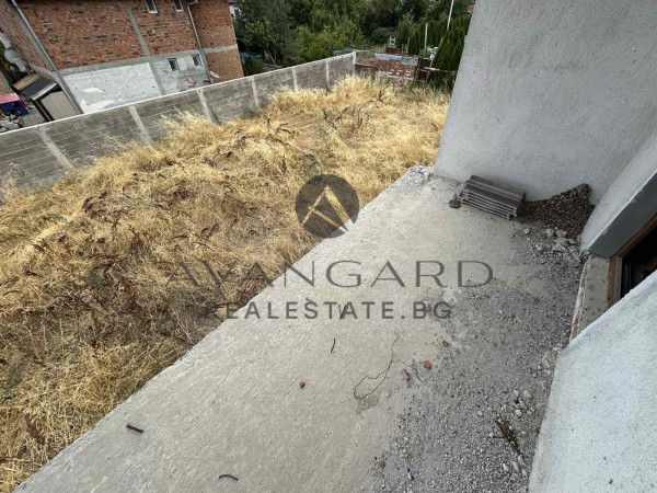 ДВЕ ТРИЕТАЖНИ ОГЛЕДАЛНИ КЪЩИ / С. ЦАРАЦОВО