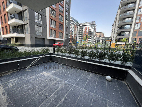 Двустаен апартамент с веранда на ул.Рая