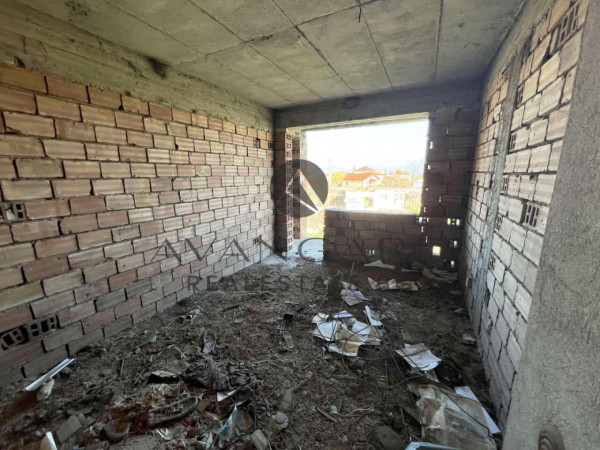 САМОСТОЯТЕЛНА КЪЩА С ДВОР / с. Скутаре