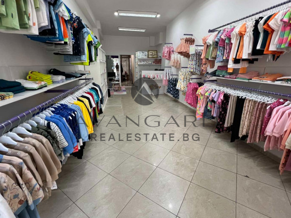 STORE WITH HIGH CEILINGS AND BOULEVARD FACE!!