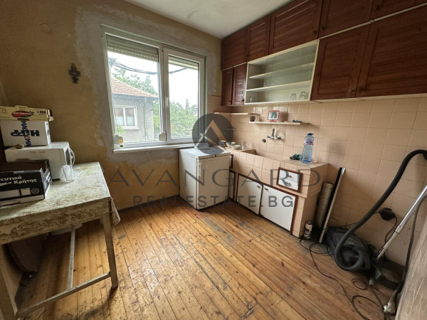 Floor of a house with basement and yard / Proslav