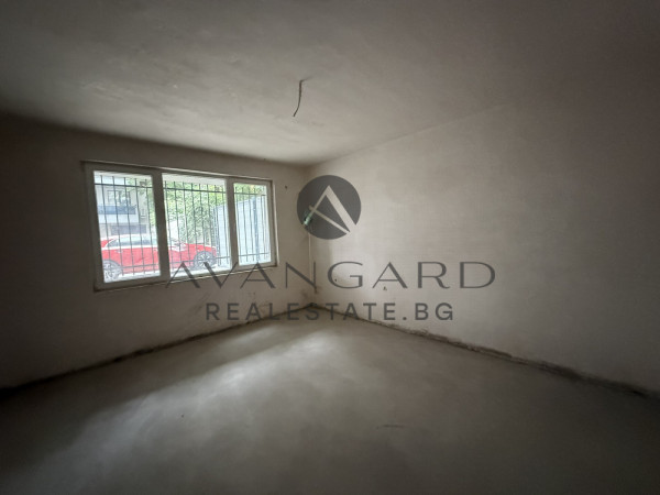 ТРИСТАЕН НЕОБЗАВЕДЕН! КАМЕНИЦА!