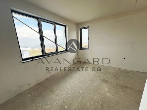 САМОСТОЯТЕЛНА ДВУЕТАЖНА КЪЩА С ДВОР с. Марково