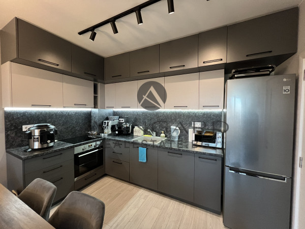LUXURIOUSLY FURNISHED TWO-ROOM APARTMENT