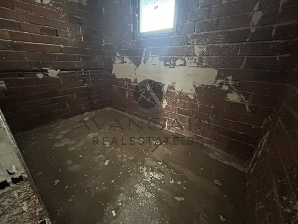 ОБШИРЕН ЧЕТИРИСТАЕН ОСТРОМИЛА