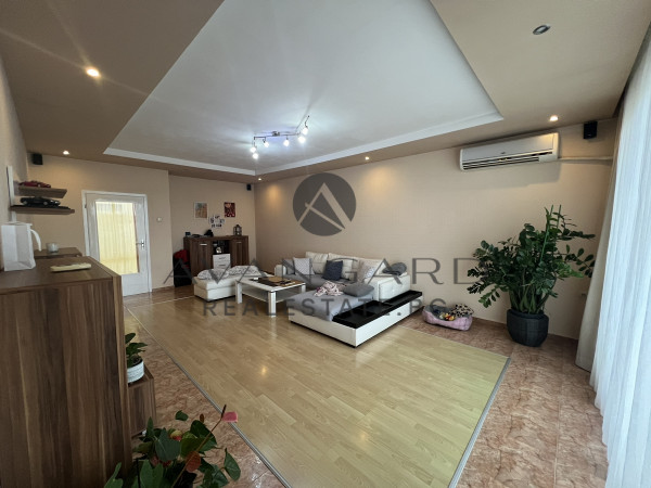SPACIOUS FLOOR OF HOUSE WITH GARAGE AND ATTIC