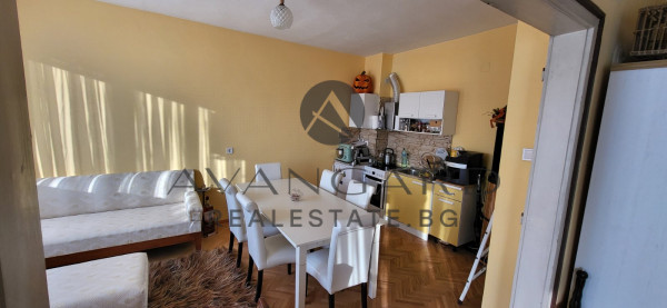 CENTRAL STATION! THREE BEDROOM FURNISHED!