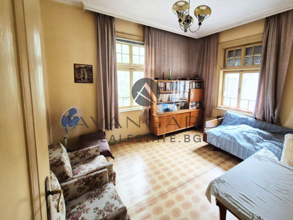 Двуетажна къща с магазин  / Градската градина