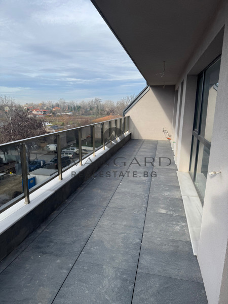 THREE-ROOM APARTMENT! ROAD BASE!