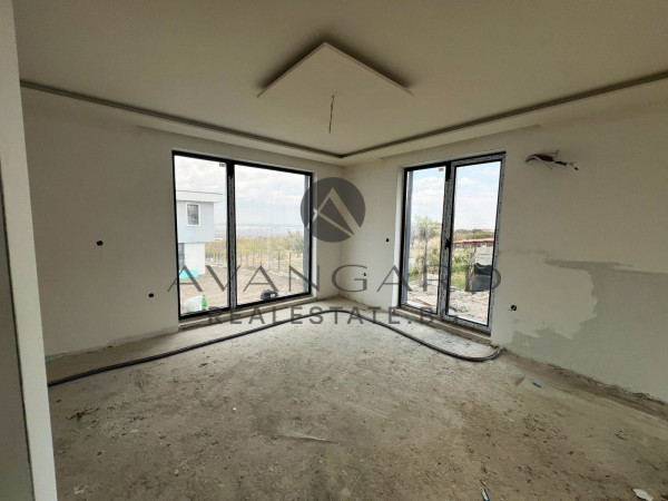 САМОСТОЯТЕЛНА ДВУЕТАЖНА КЪЩА С ДВОР с. Марково