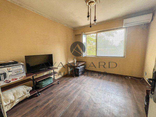 One -bedroom apartment with three separate rooms in Kamenitsa 1