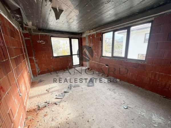 ДВУЕТАЖНА КЪЩА с.БЕЛАЩИЦА