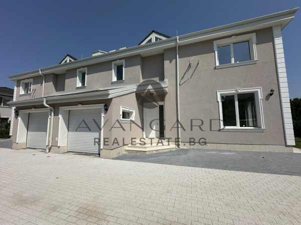 House with yard / act16 / Komatevo