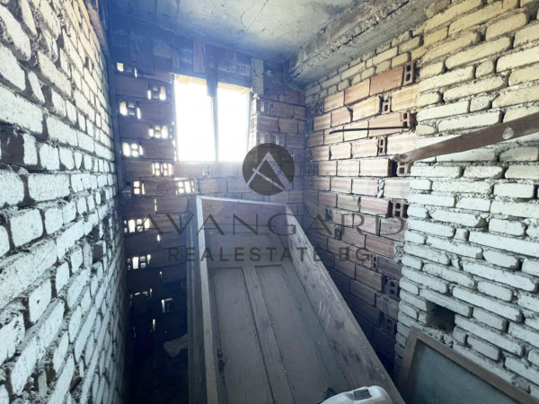 САМОСТОЯТЕЛНА КЪЩА С ДВОР / с. Скутаре