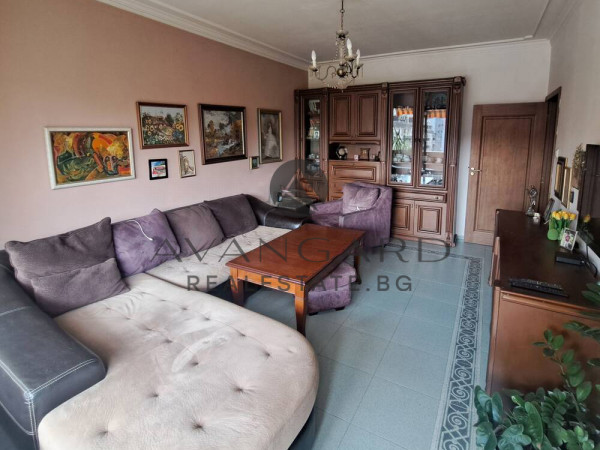 All -furnished two -bedroom apartment