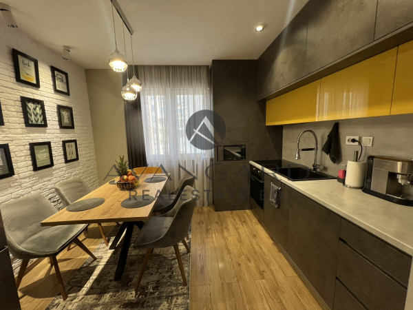 LUXURIOUSLY FURNISHED MULTI-ROOM APARTMENT