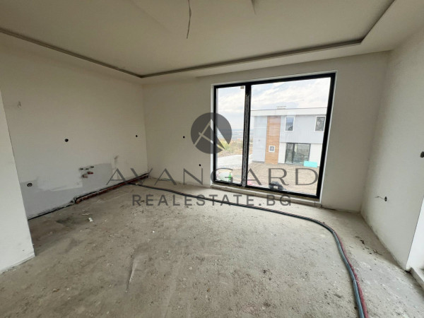 САМОСТОЯТЕЛНА ДВУЕТАЖНА КЪЩА С ДВОР с. Марково