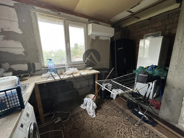 Floor of a house with basement and yard / Proslav