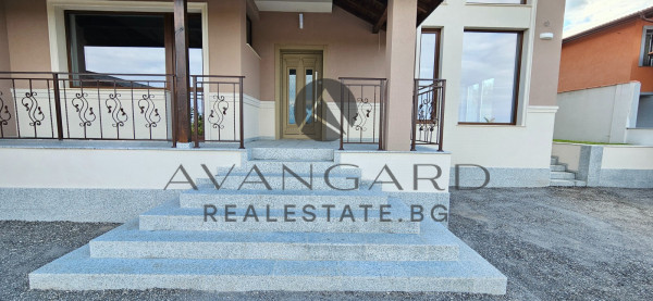 TWO-STOREY HOUSE Belashtitsa village