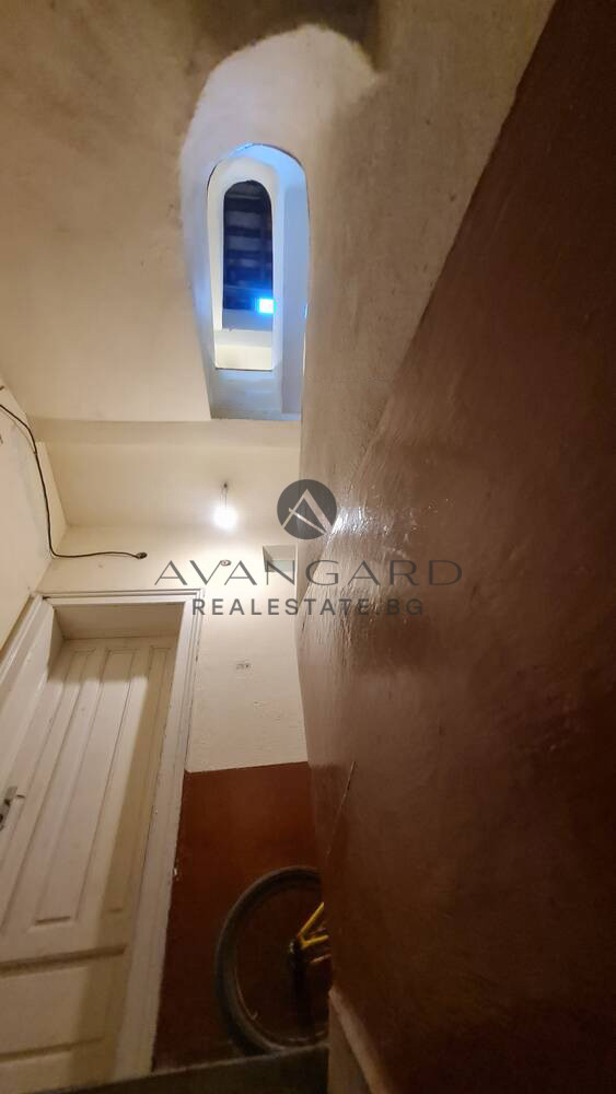 Къща с двор и офис сграда / Сточна гара