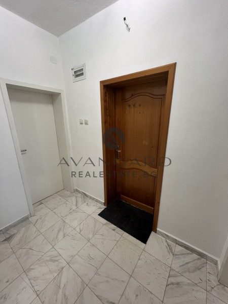 SPACIOUS FLOOR OF HOUSE WITH GARAGE AND ATTIC