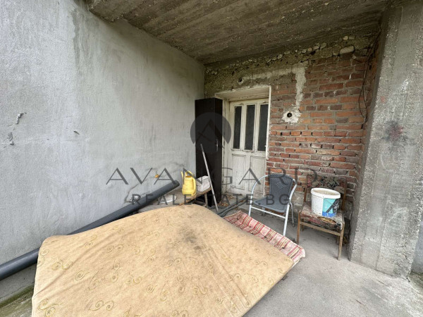 Floor of a house with basement and yard / Proslav