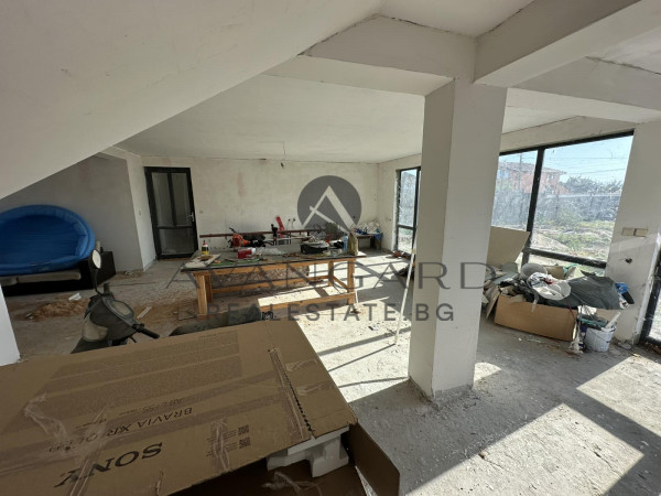 Две Къщи с Двор с.Костиево