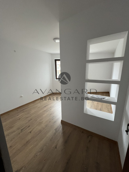 Spacious four-room maisonette with yard and veranda