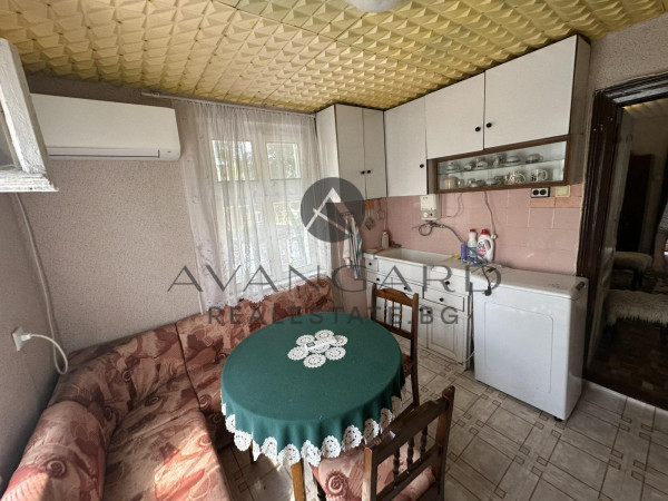 Floor of a house with parking space / grape market