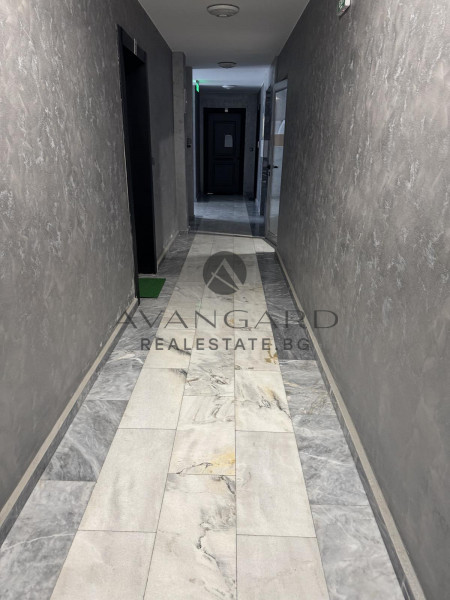 Тристаен с Двор/ Гребна база