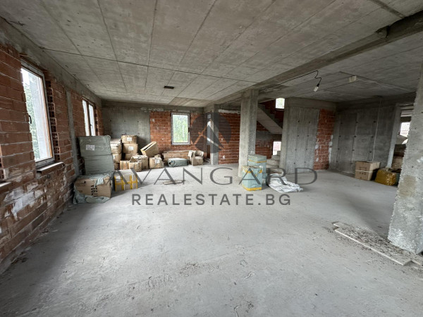 ДВЕ ТРИЕТАЖНИ ОГЛЕДАЛНИ КЪЩИ / С. ЦАРАЦОВО