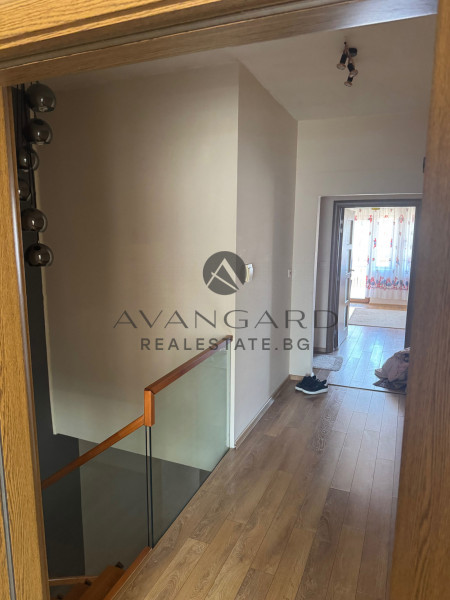 Fully furnished maisonette / east center