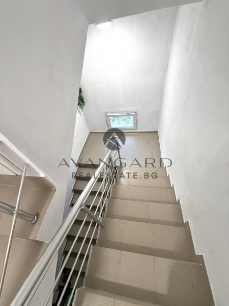 SPACIOUS FLOOR OF HOUSE WITH GARAGE AND ATTIC