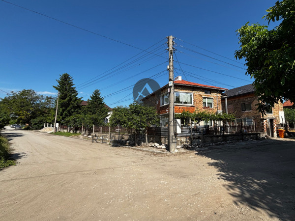A two -storey house in Zlatitrap
