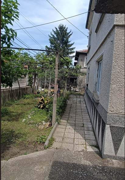 САМОСТОЯТЕЛНА КЪЩА  С ДВОР И  ГАРАЖ! БРАНИПОЛЕ!