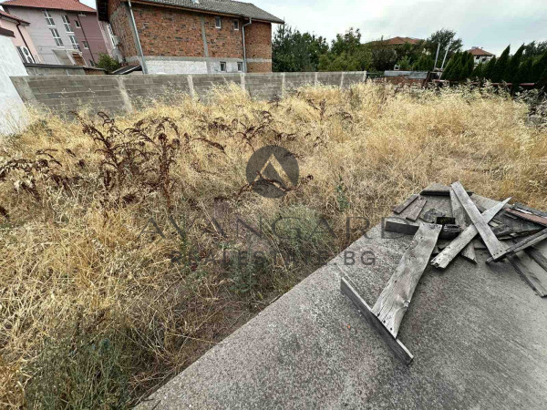 ДВЕ ТРИЕТАЖНИ ОГЛЕДАЛНИ КЪЩИ / С. ЦАРАЦОВО