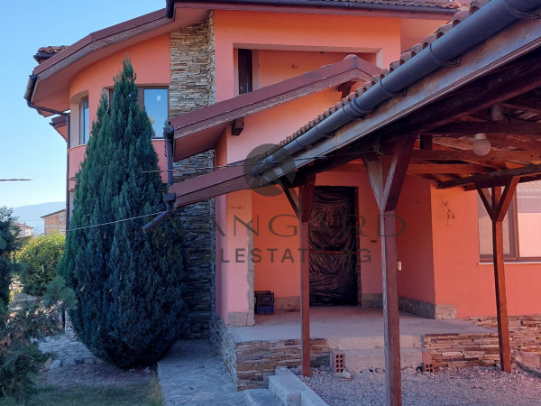 Двуетажна Къща с ДВОЕН ГАРАЖ И 1000 КВ.М. ДВОР/ Костиево