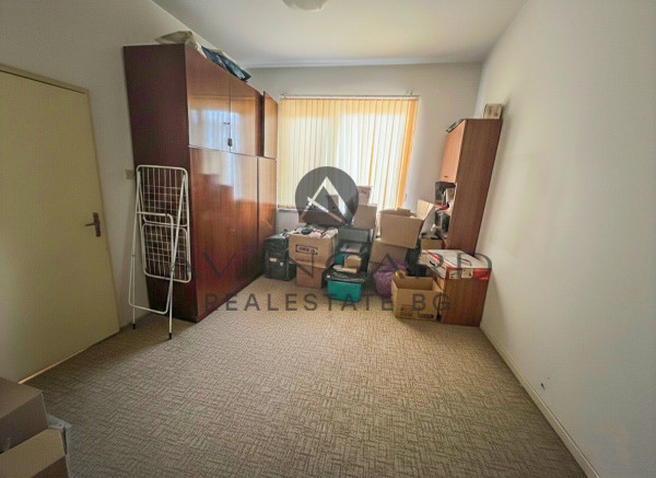 THREE-ROOM APARTMENT WITH FOUR SEPARATE ROOMS! JUDGE!