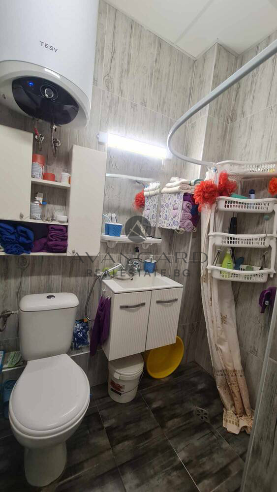 Къща с двор и офис сграда / Сточна гара