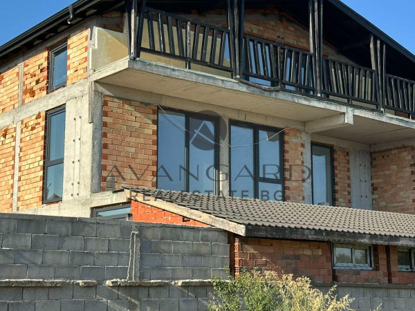 Две Къщи с Двор с.Костиево