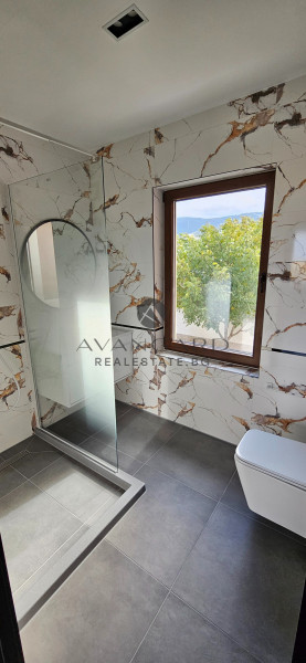 TWO-STOREY HOUSE Belashtitsa village