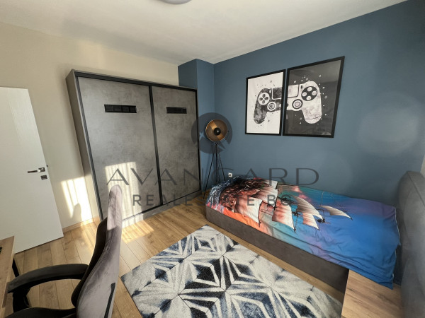 LUXURIOUSLY FURNISHED MULTI-ROOM APARTMENT