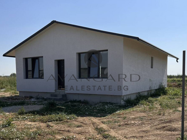 A private house with a yard! Orizari!