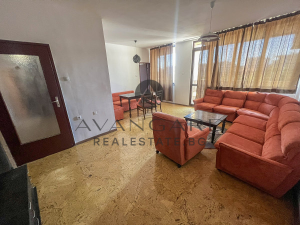 Тристаен апартамент до ц.Света Петка